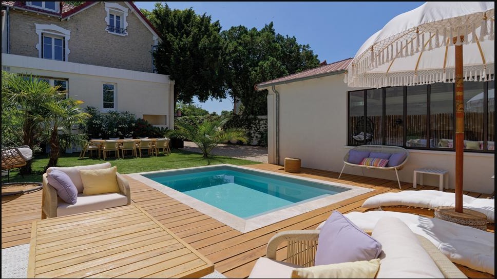 Terraza lounge con piscina compacta