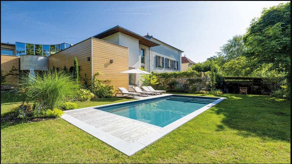 Piscina con vista y arquitectura moderna