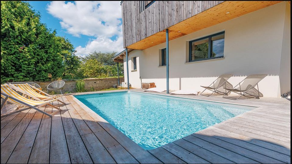 Deck de madera con piscina compacta