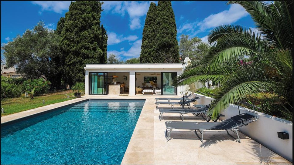 Piscina residencial Desjoyaux con palmeras