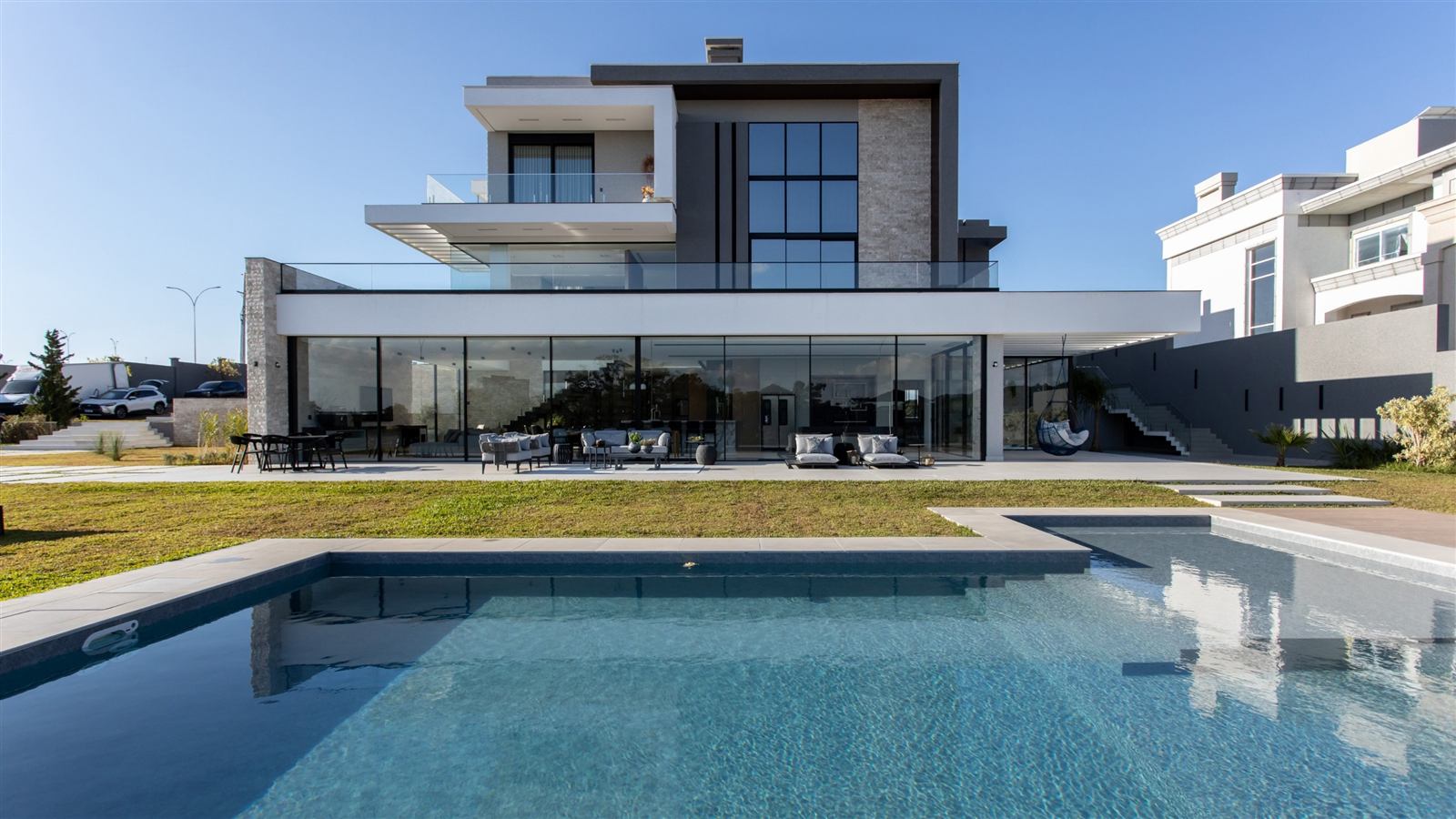 Piscina de dos niveles en casa moderna