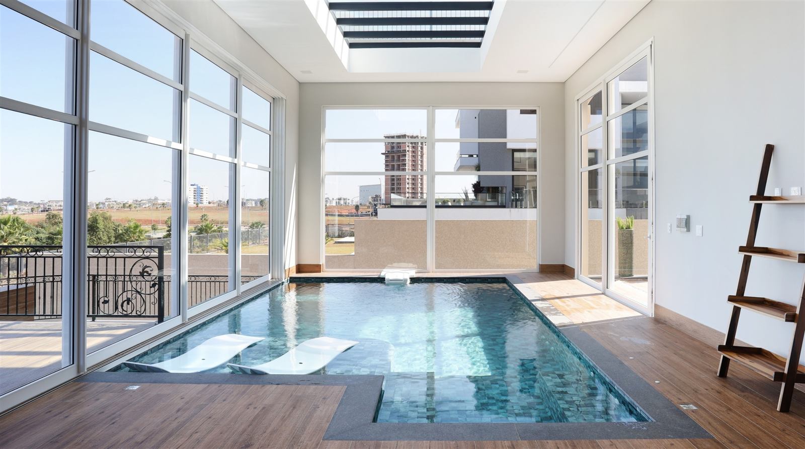Piscina techada con vista a la ciudad