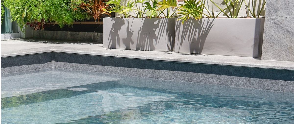 Detalle de esquina y acabados de piscina