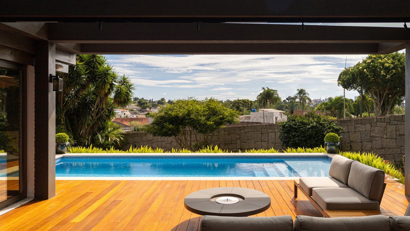 Deck de madera con vista panorámica a la piscina