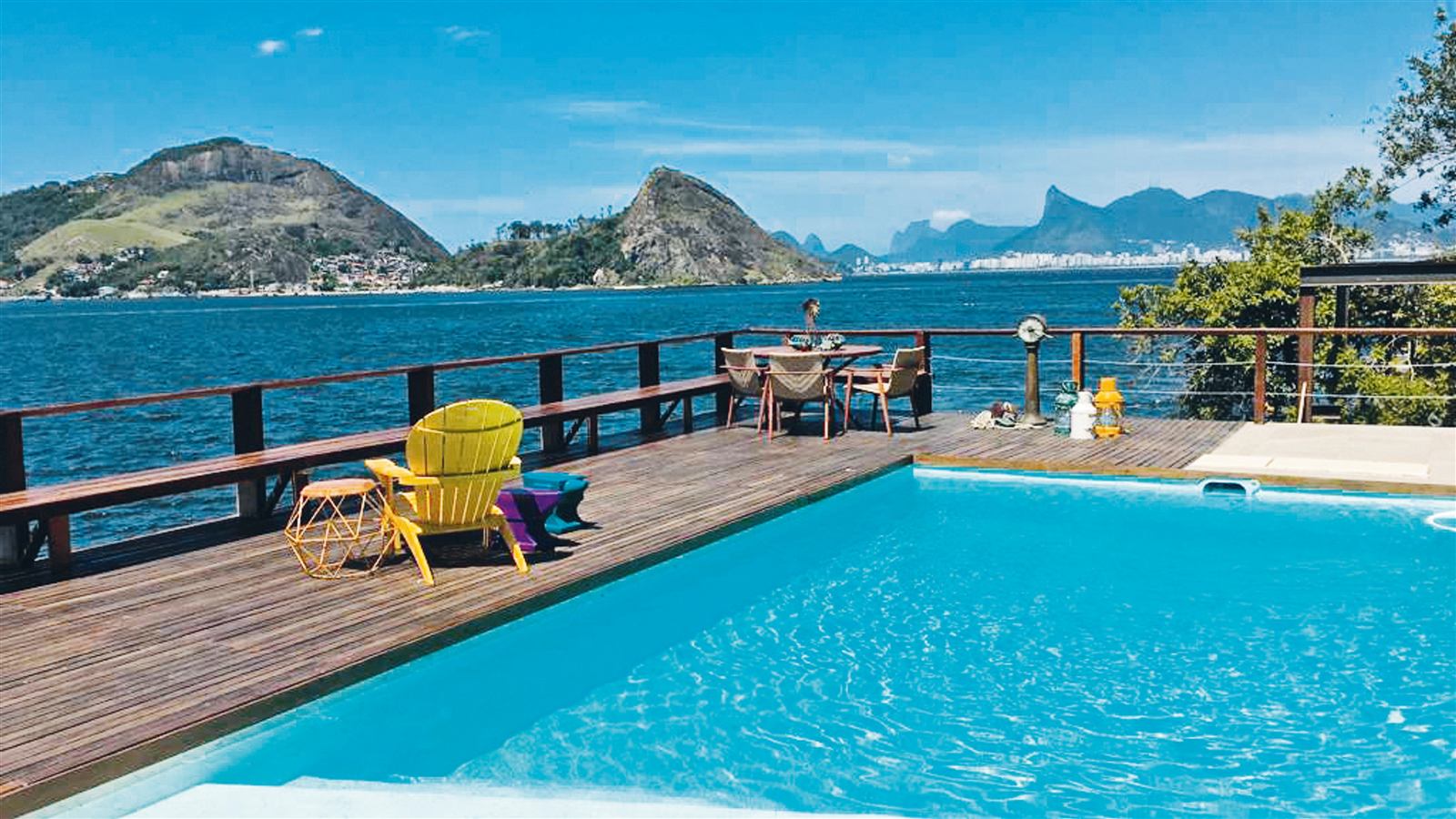 Piscina con vista a la bahía