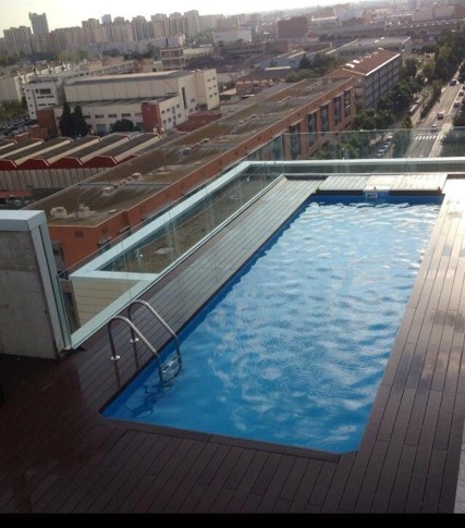 Piscina rooftop con vista urbana