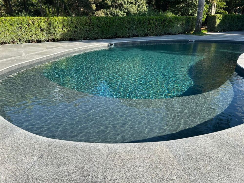 Piscina después de la renovación Desjoyaux