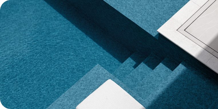 Revestimiento y escalera de piscina Desjoyaux